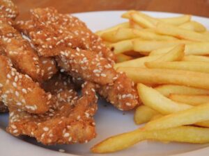 Szeámmagos rántott csirkemellcsíkok hasábburgonyával