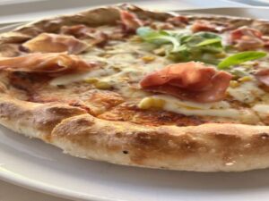 Serrano sonkás kukoricás pizza