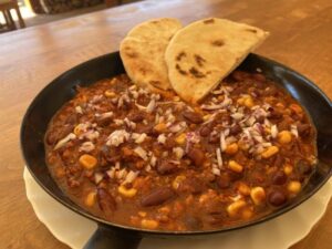 Serpenyős chili con carne pirított pitával