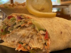 Fish wrappanko morzsába forgatott sügérfilé tortillába csavarva, friss salátával, öntettel