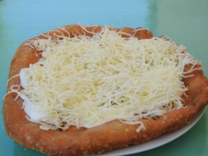 Sajtos tejfölös lángos